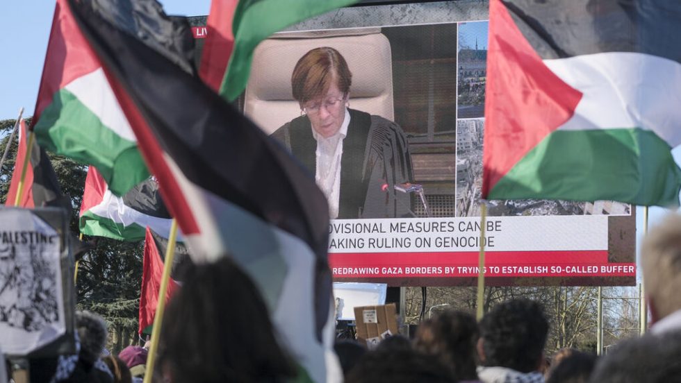 Διαδηλωτές υπέρ της Παλαιστίνης στη Χάγη παρακολουθούν σε ζωντανή αναμετάδοση την ανακοίνωση της απόφασης
